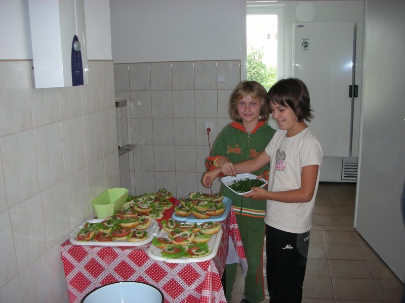 Mlode gospodynie ucza sie fachu!.jpg